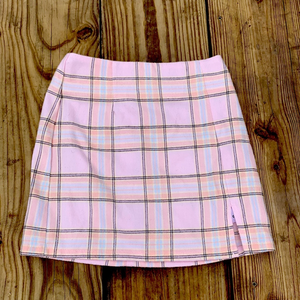 art class Size 6/6X pink, yellow, blue and black lines